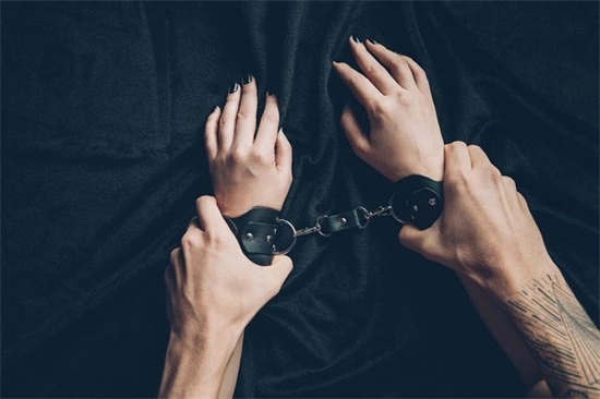 【西檬之家】OTK是什么意思？BDSM圈新人必读的跨膝惩戒指南